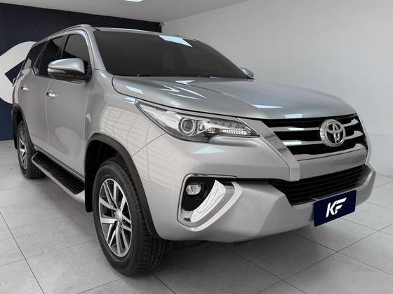 TOYOTA HILUX SW4 2.8 SRX 4X4 7 LUGARES 16V TURBO INTERCOOLER DIESEL 4P AUTOMÁTICO TOYOTA HILUX SW4 2.8 SRX 4X4 7 LUGARES 16V TURBO INTERCOOLER DIESEL 4P AUTOMÁTICO